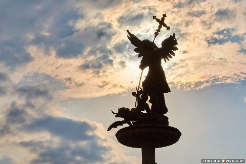 Gemeinde Reichersberg Bezirk Ried Engel im Gegenlicht (Dirschl Johann) Österreich RI